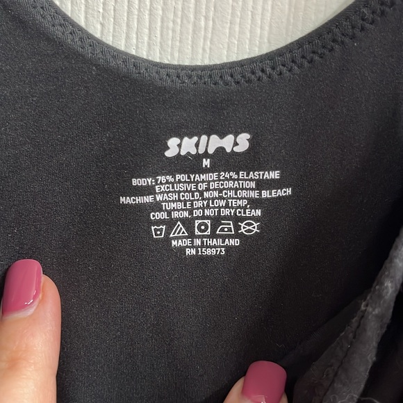 SEAMLESS SCULPT SCOOP NECK THONG BODYSUIT - Picture 2 of 3